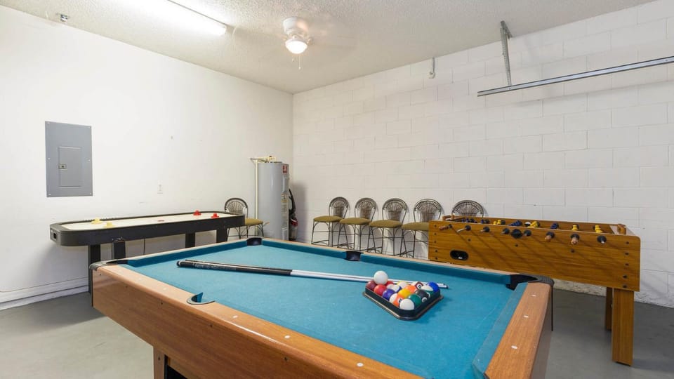 Billiard, Game Room