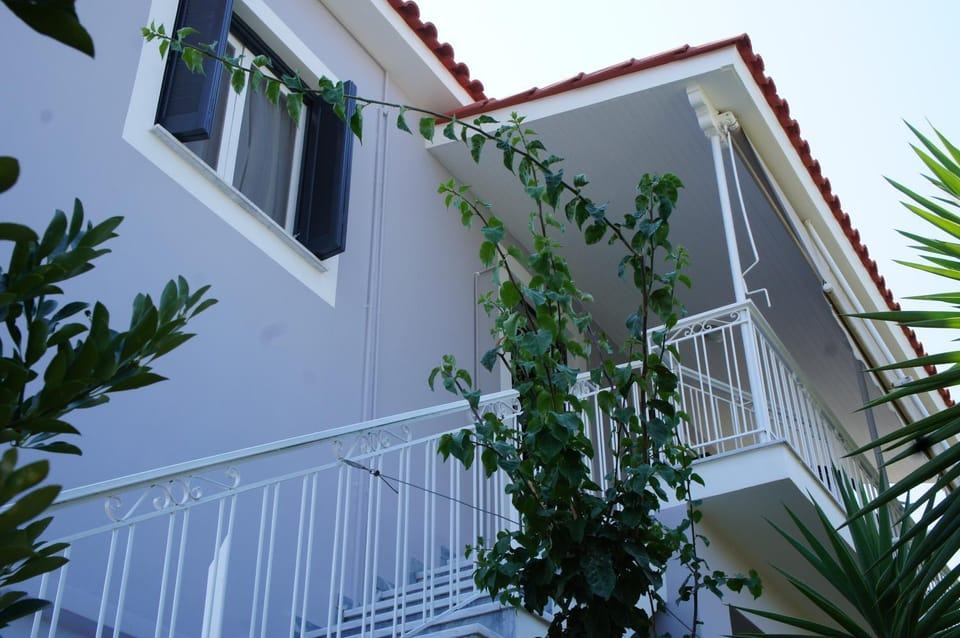 Facade/entrance, Balcony/Terrace