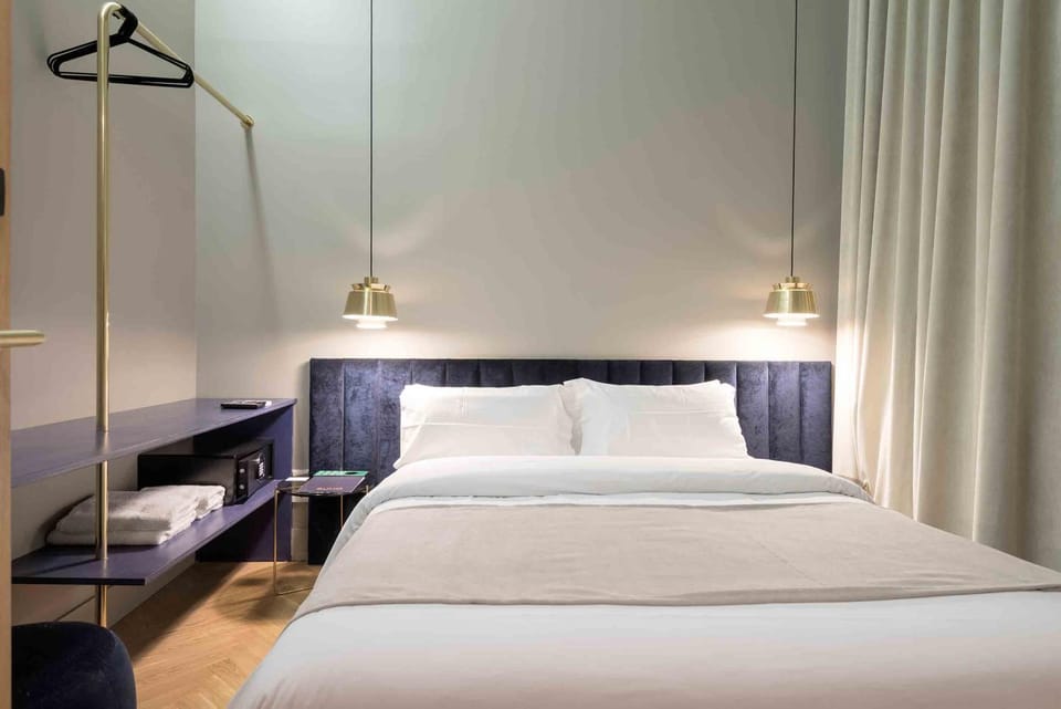 Shower, Toilet, Bed, TV and multimedia, Bedroom