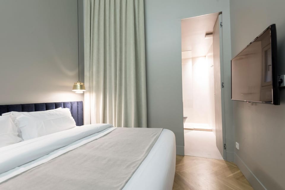 Shower, Toilet, Bed, TV and multimedia, Bedroom