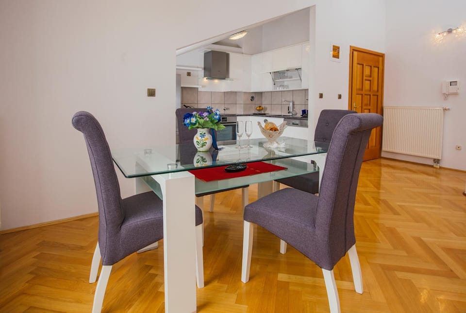 Coffee/tea facilities, Kitchen or kitchenette, Seating area, Dining area