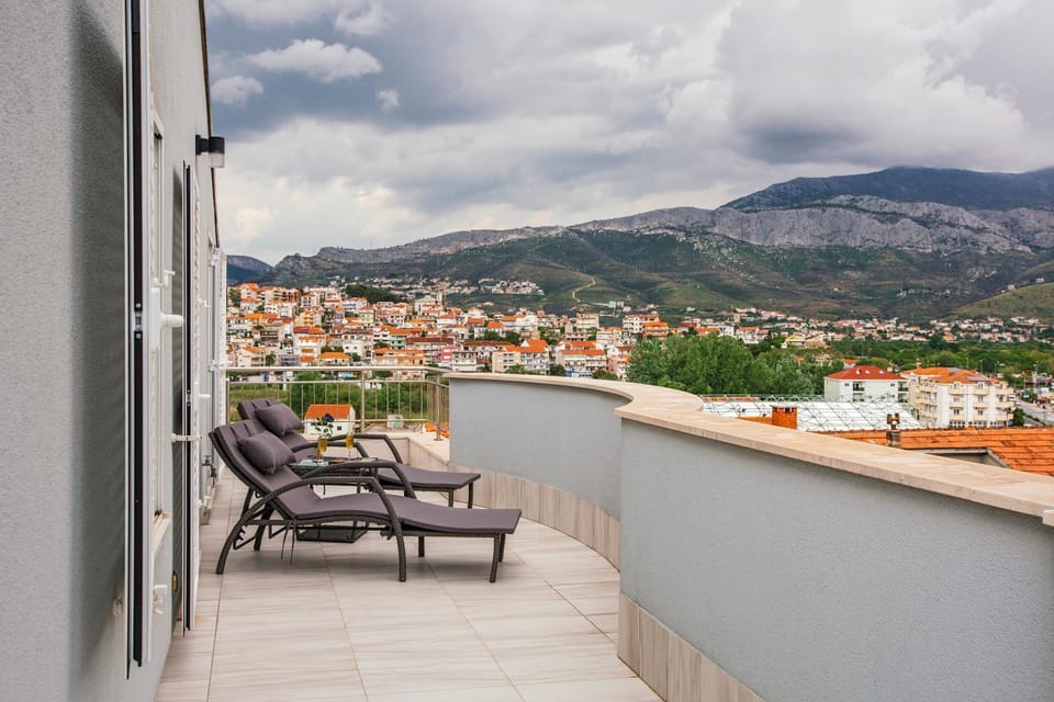 Balcony/Terrace, City view, Mountain view, Street view