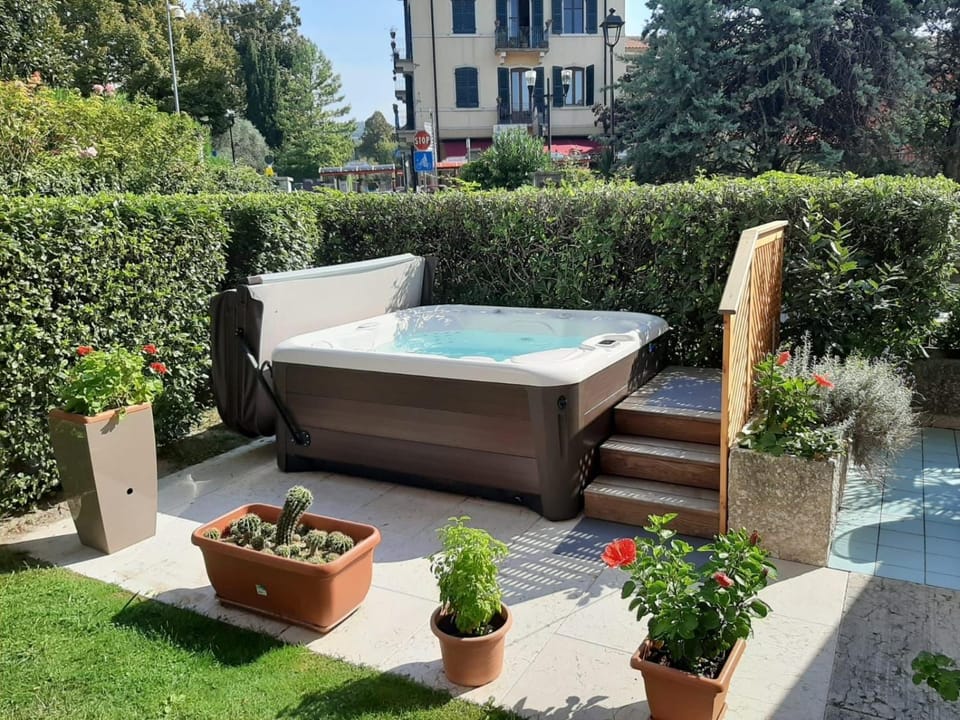 Garden, Hot Tub, Spa and wellness centre/facilities