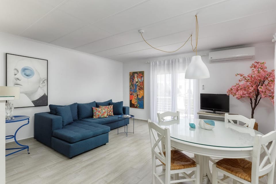 Communal lounge/ TV room, Living room, Dining area