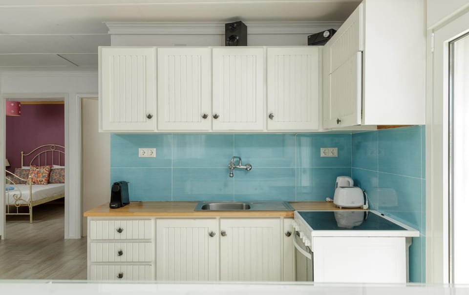 Coffee/tea facilities, Kitchen or kitchenette, stove