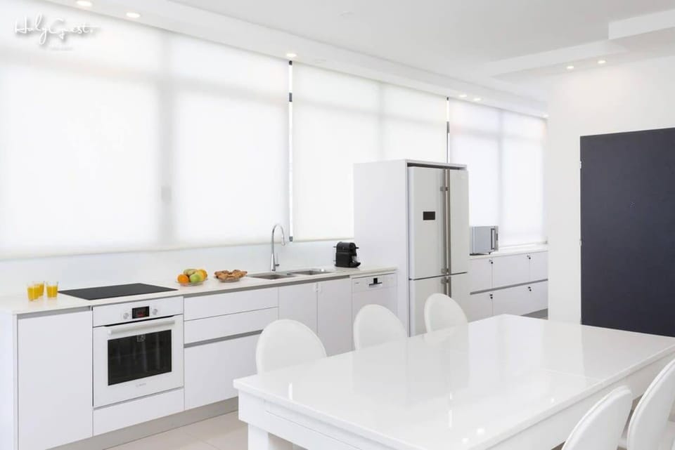 White House 3BR in Gordon Beach by HolyGuest Apartment in Tel Aviv-Yafo