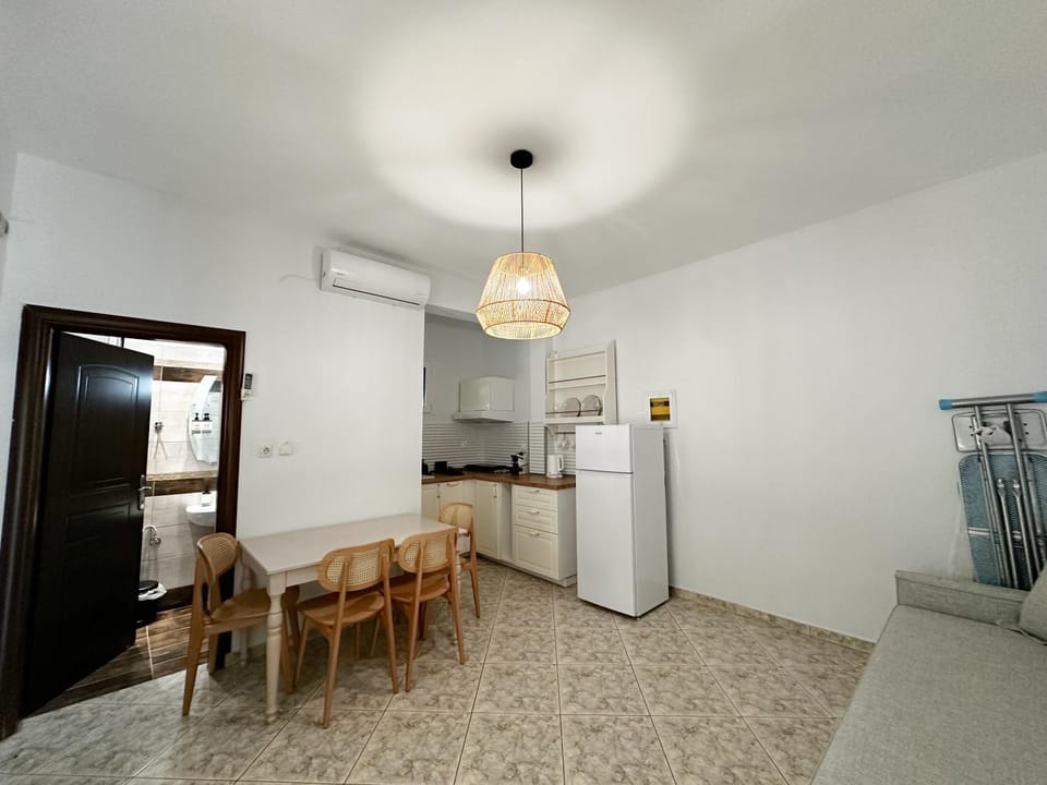 Kitchen or kitchenette, Dining area, air conditioner