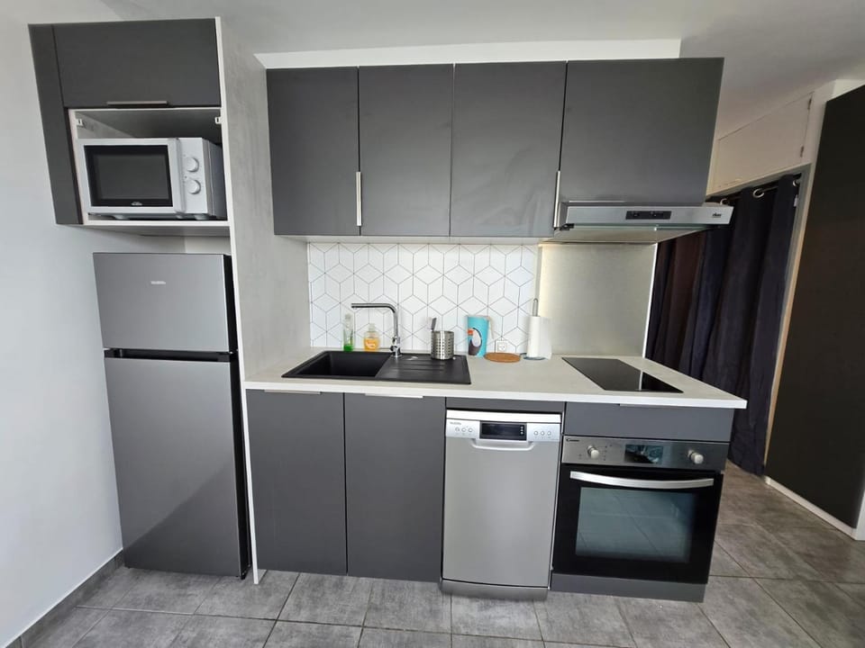 Coffee/tea facilities, Kitchen or kitchenette, dishwasher, oven, stove