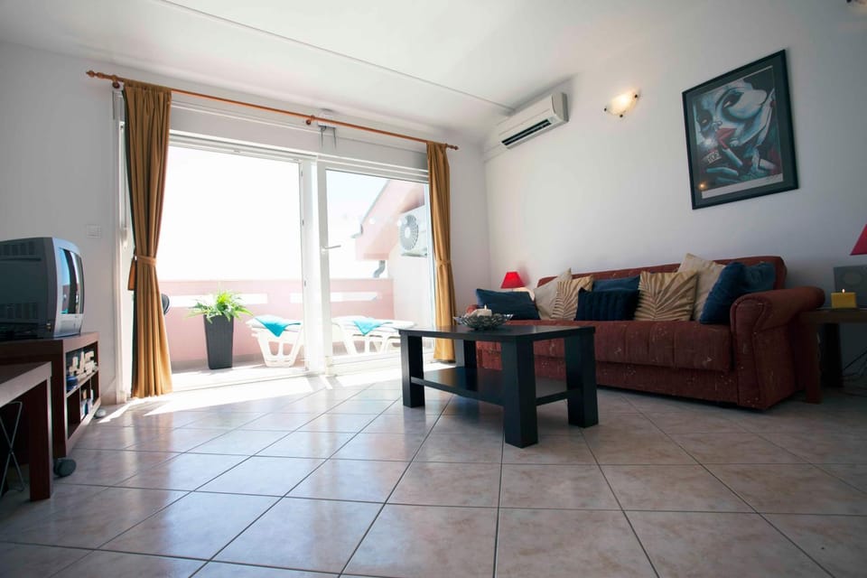 TV and multimedia, Living room, Seating area, Evening entertainment, air conditioner