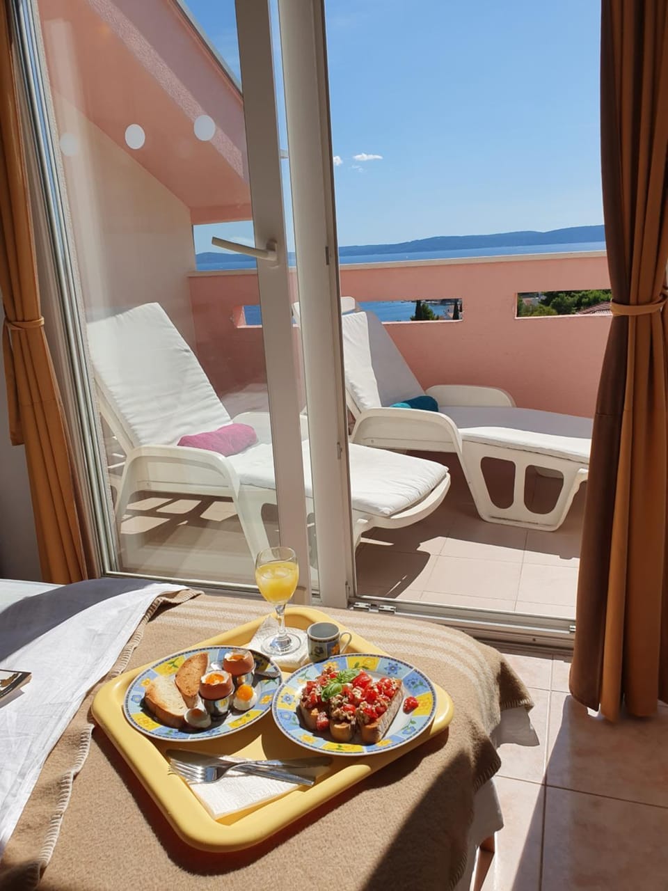 Bed, Natural landscape, View (from property/room), Balcony/Terrace, Food and drinks, Seating area, Bedroom, Sea view