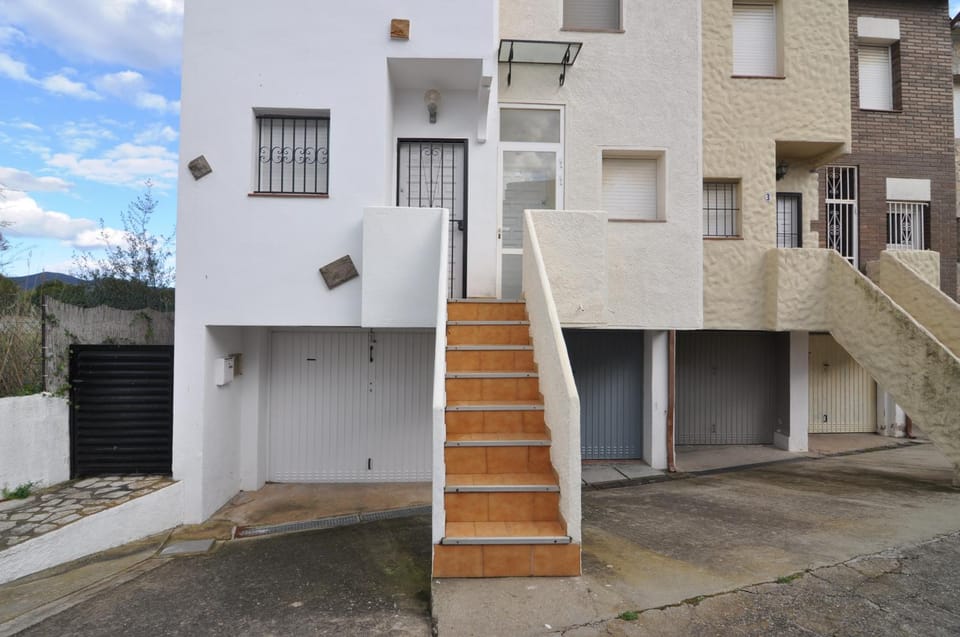 Facade/entrance, Off site
