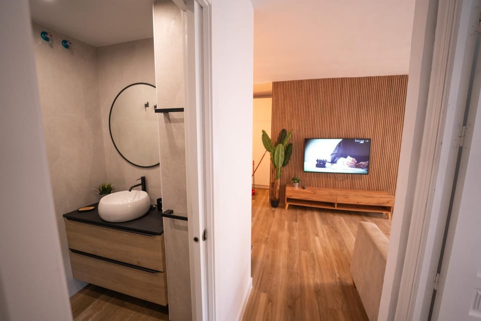 Bathroom, Living room, Lounge or bar