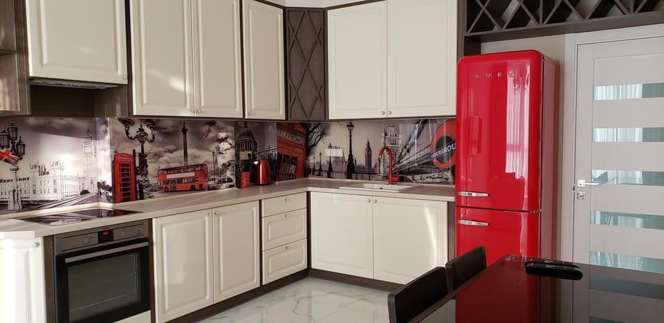 Kitchen or kitchenette, Seating area, Dining area