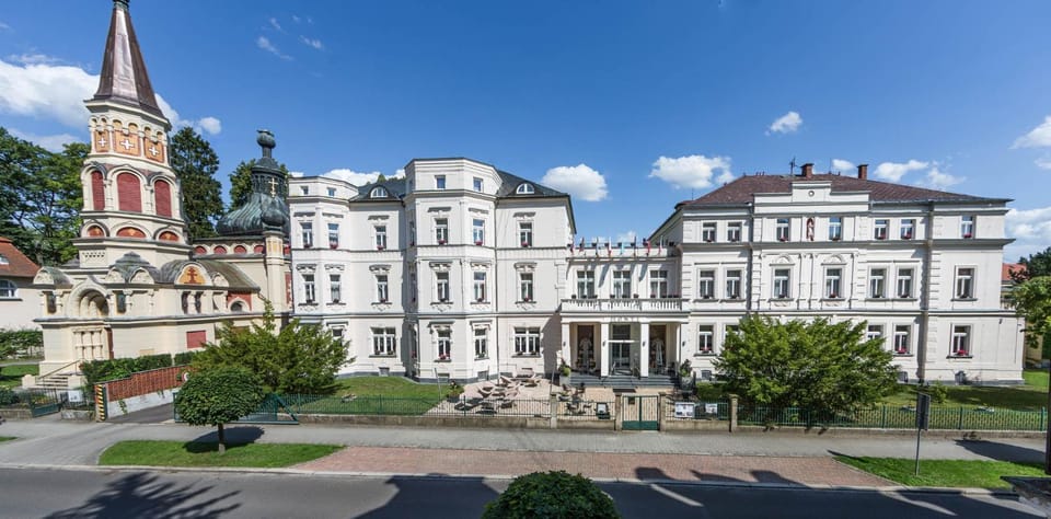 Property building, Nearby landmark, Day, Neighbourhood, Street view, Location
