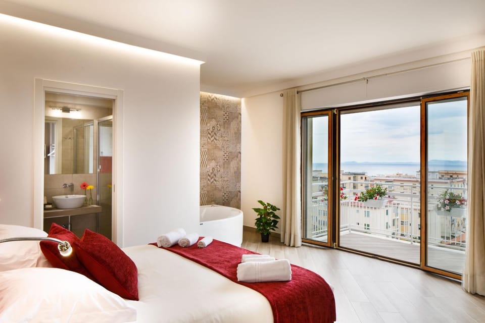 Bed, Hot Tub, Bathroom, Photo of the whole room, Bedroom, City view, Sea view