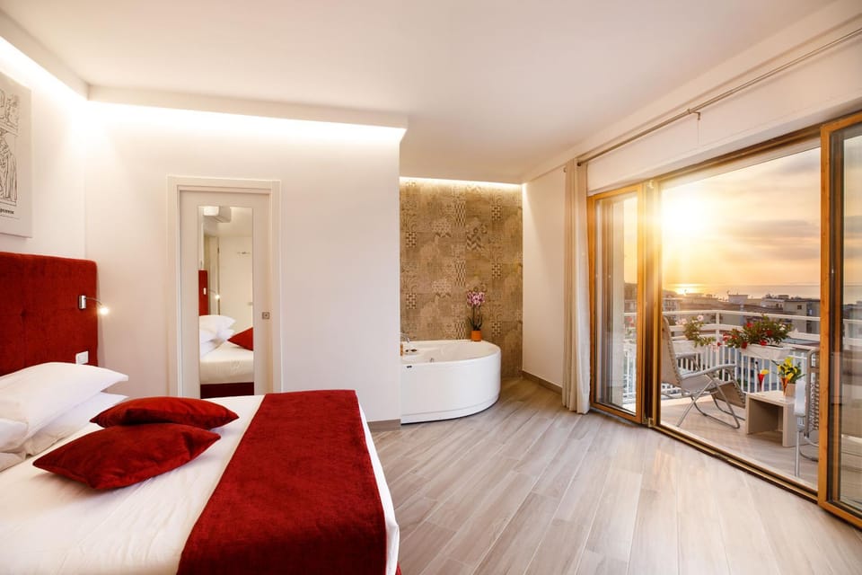 Hot Tub, Balcony/Terrace, Photo of the whole room, City view, Sea view
