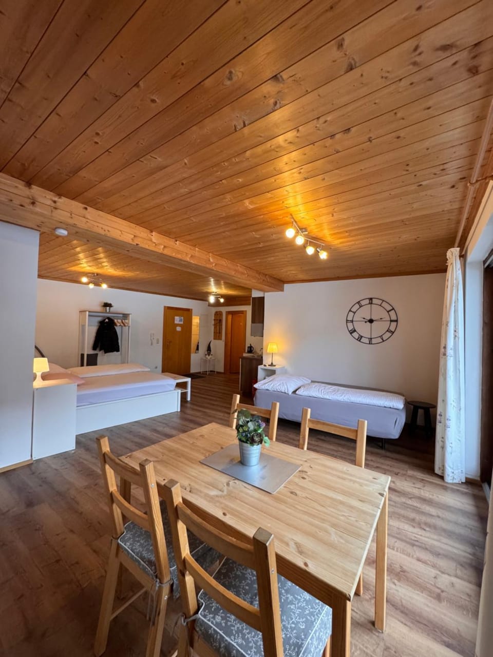 Photo of the whole room, Seating area