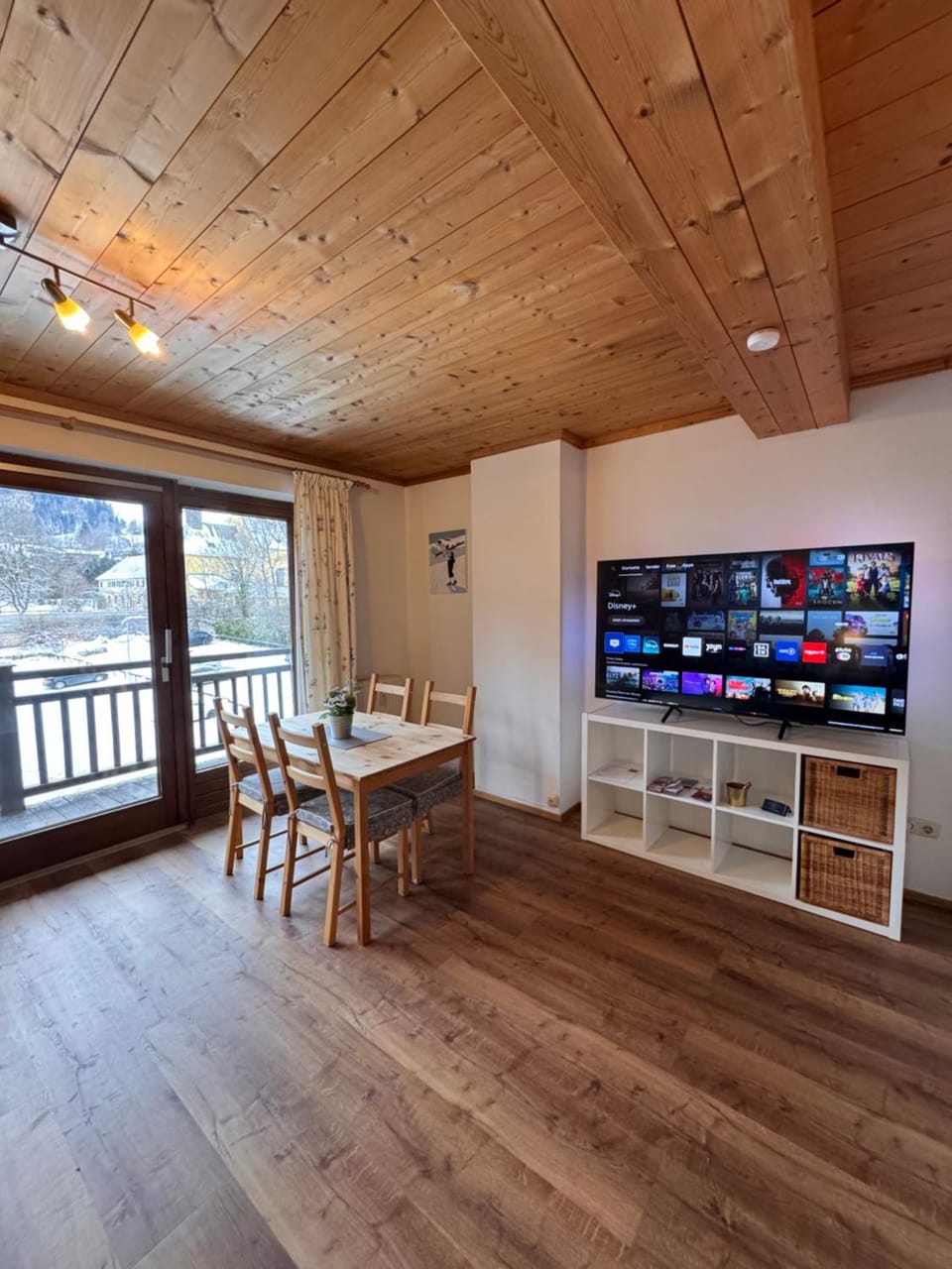 TV and multimedia, Dining area