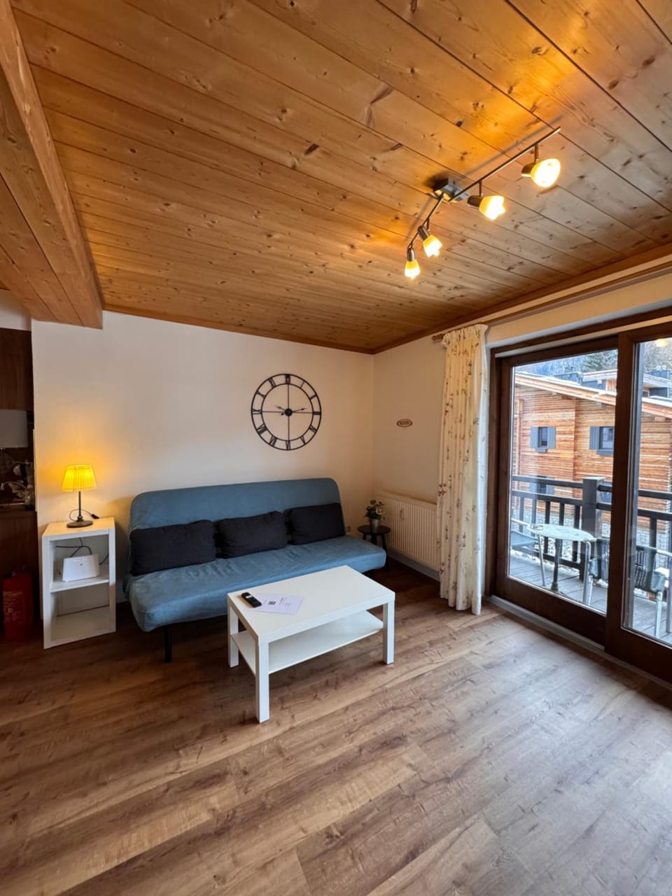 Photo of the whole room, Seating area