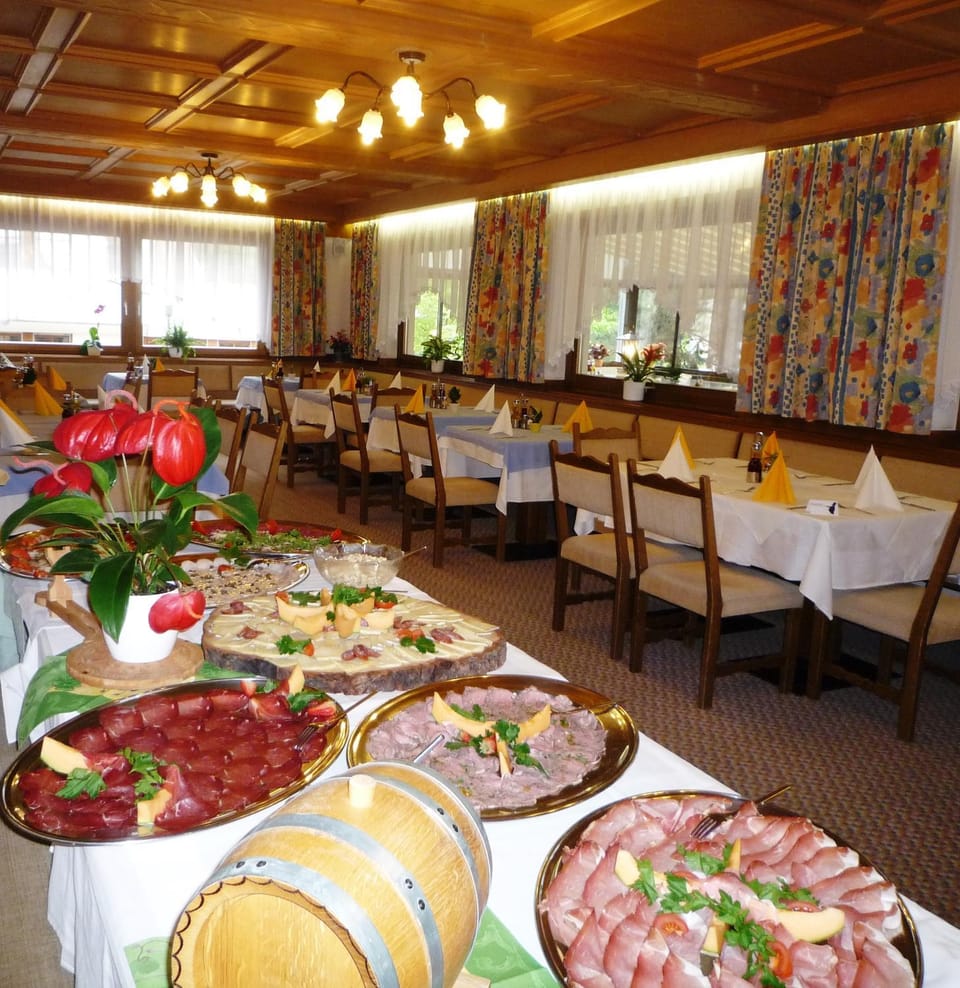 Restaurant/places to eat, Food and drinks, Banquet/Function facilities, Food, Breakfast, Buffet breakfast, Lunch, Dinner