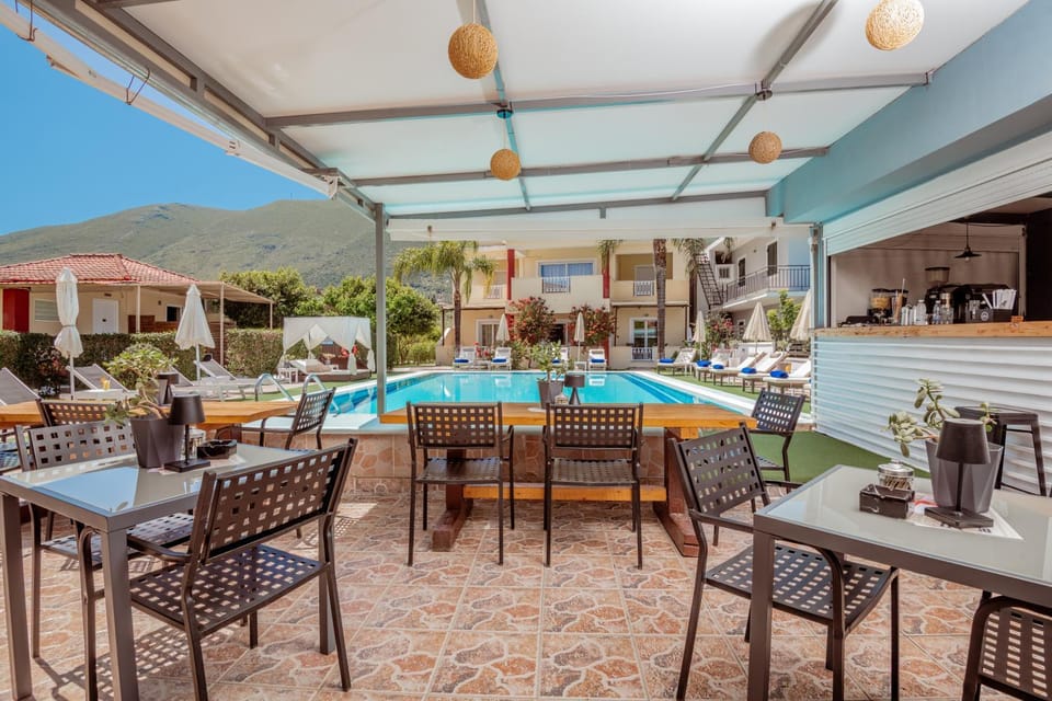 Patio, Restaurant/places to eat, Pool view, Swimming pool, sunbed