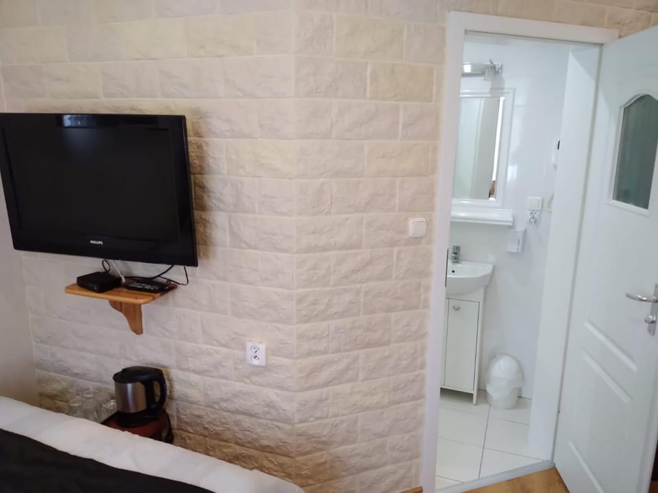 Shower, Toilet, Bathroom, TV and multimedia