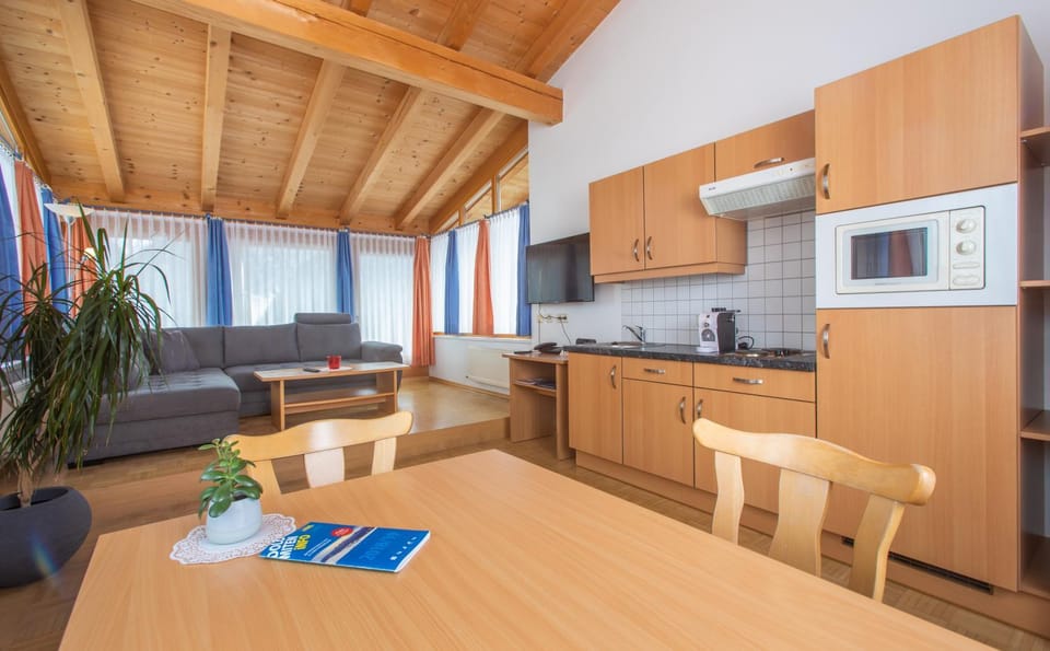 TV and multimedia, Coffee/tea facilities, Balcony/Terrace, Kitchen or kitchenette, Living room, Seating area, Dining area