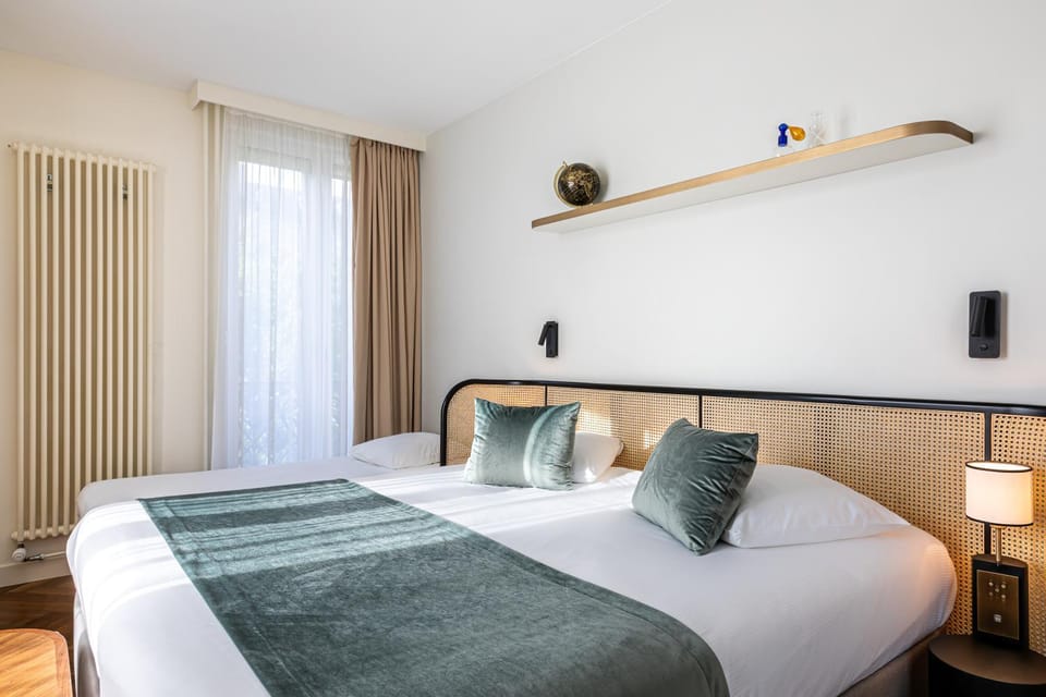 Photo of the whole room, Bedroom