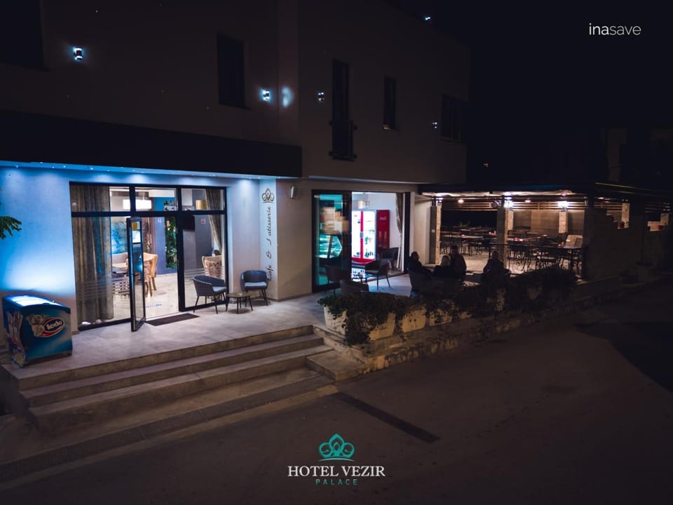 Property building, Patio, Restaurant/places to eat, Night