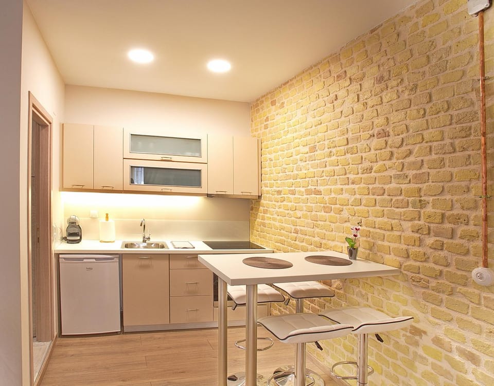 Kitchen or kitchenette, Dining area