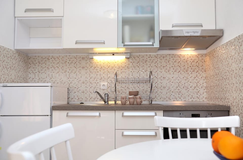Kitchen or kitchenette, Dining area, pet friendly
