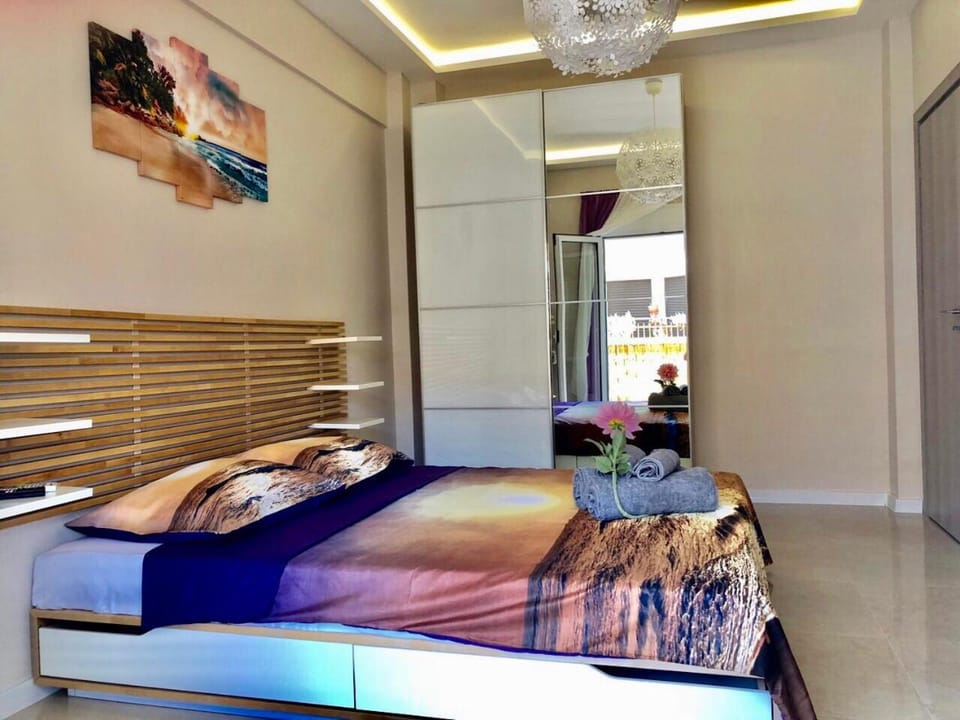 Bed, Photo of the whole room, Seating area, Bedroom