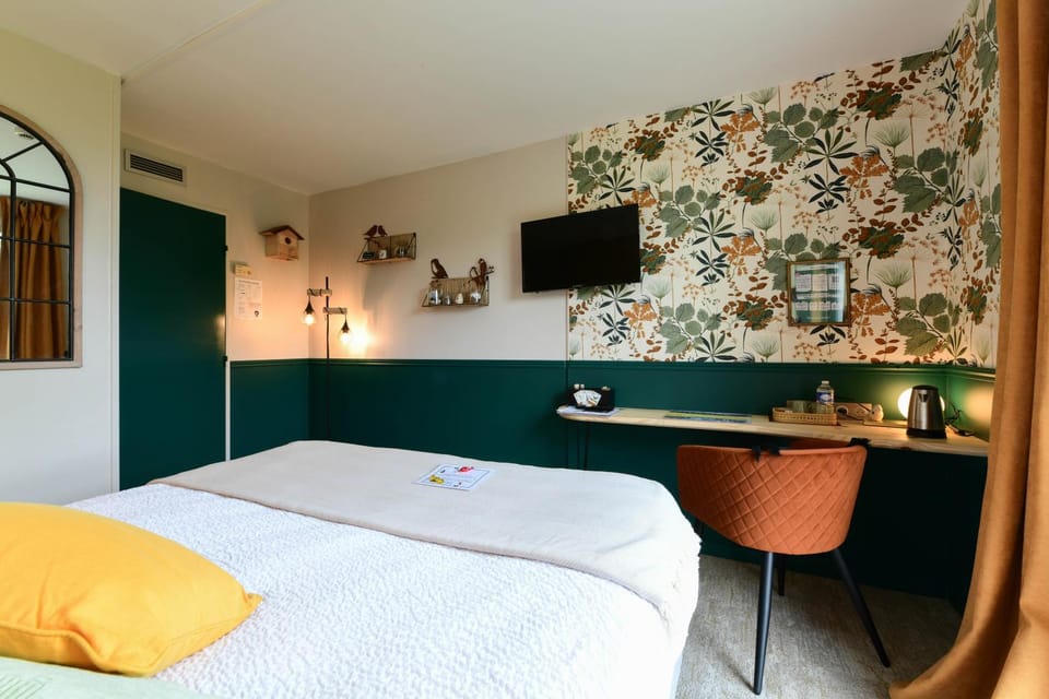 Bed, TV and multimedia, Photo of the whole room, Bedroom