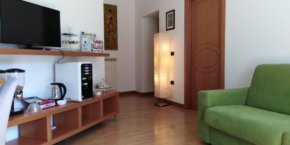 TV and multimedia, Coffee/tea facilities, Living room, Seating area, Dining area