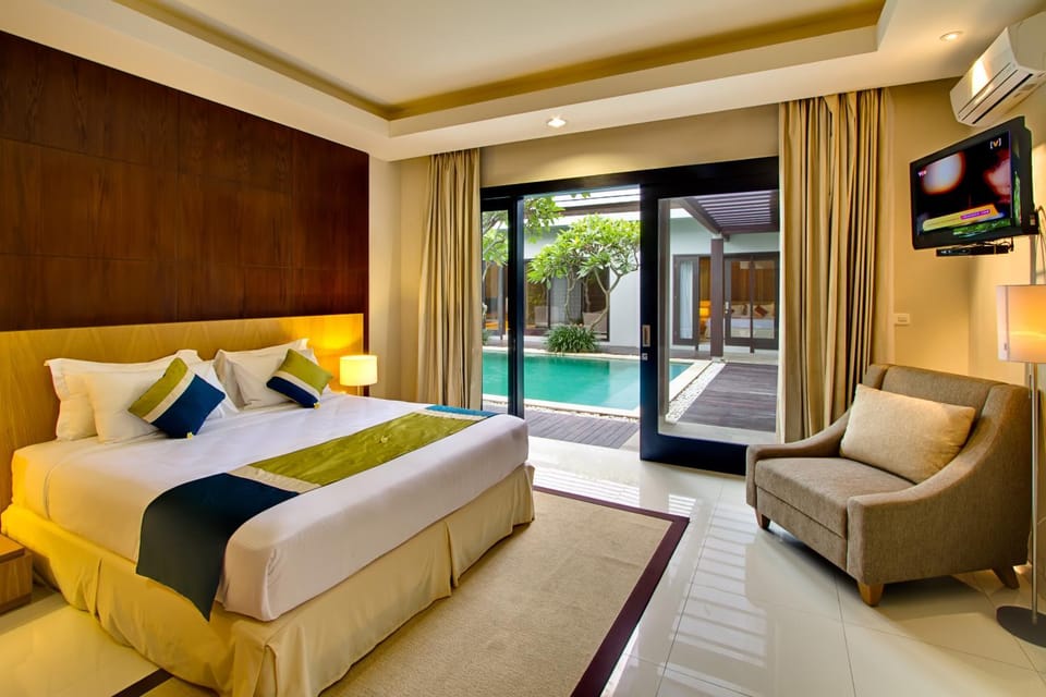 Photo of the whole room, Pool view