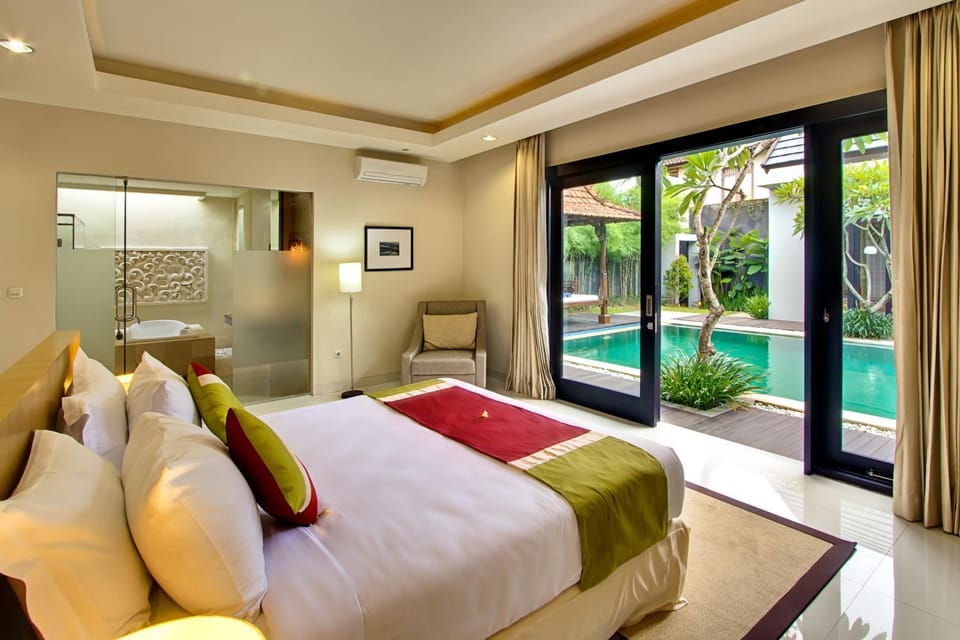 Photo of the whole room, Pool view