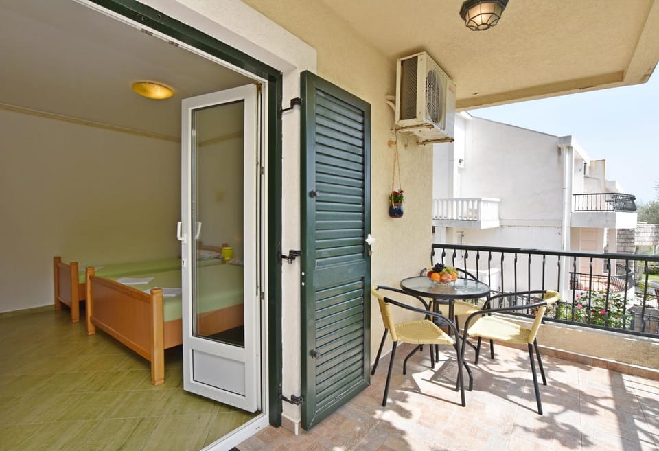 Property building, Balcony/Terrace, Seating area, Landmark view