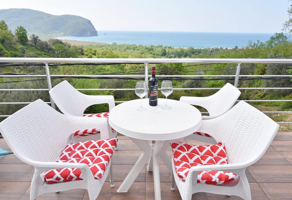 View (from property/room), Balcony/Terrace, Landmark view, Sea view