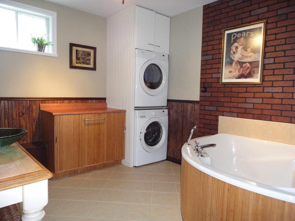 Bathroom, Bath, washing machine, dryer