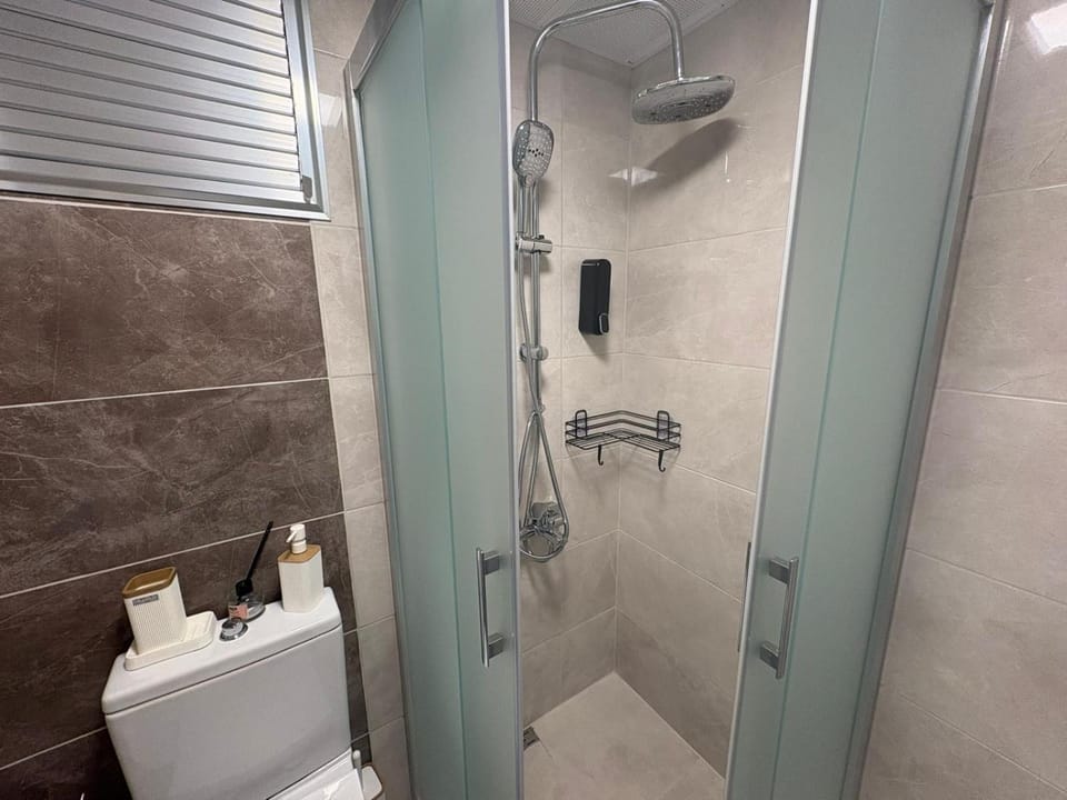 Shower, Toilet, Bathroom, towels