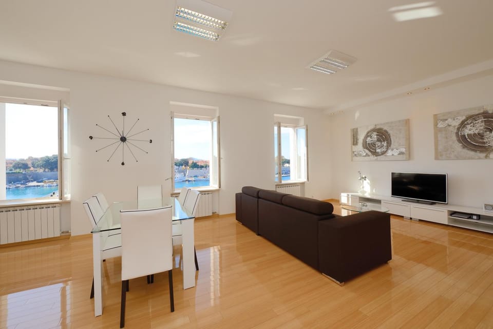 TV and multimedia, Living room, Dining area