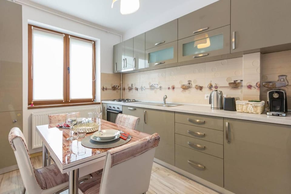 Dining area, kitchen