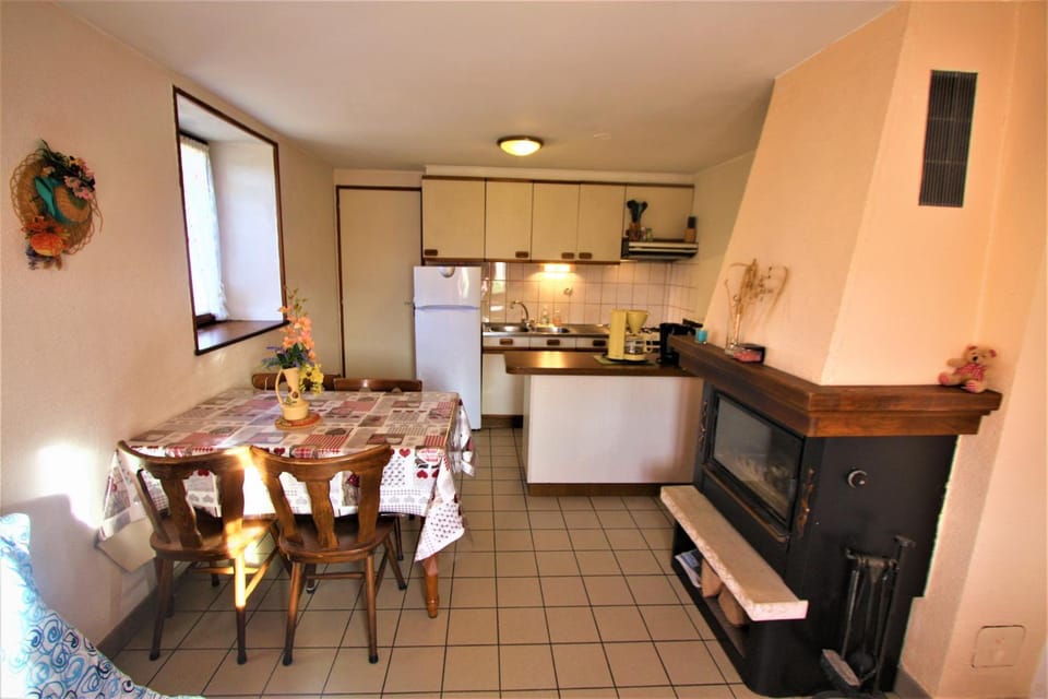 Kitchen or kitchenette, Living room, Seating area, Dining area, oven, pet friendly, stove, toaster