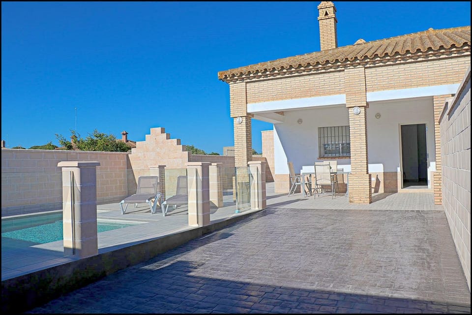 Chalet Peñuelas con piscina Chalet in La Janda