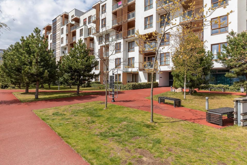 Property building, Day, Neighbourhood, Natural landscape, Garden, Location