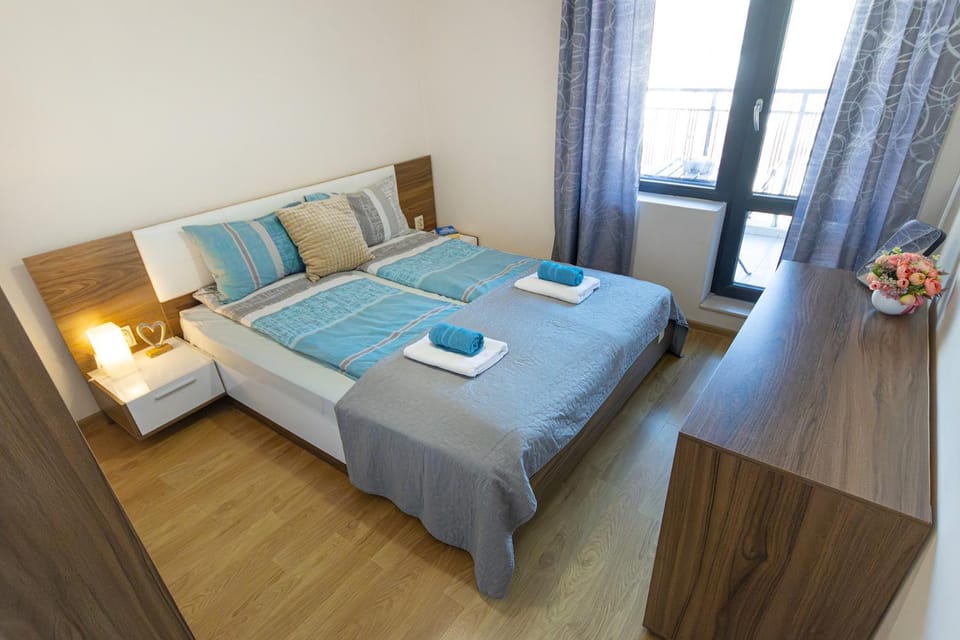 Bed, Photo of the whole room, Bedroom, towels