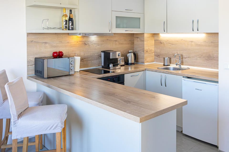 Coffee/tea facilities, Kitchen or kitchenette, Dining area, dishwasher, oven, pet friendly, stove, toaster