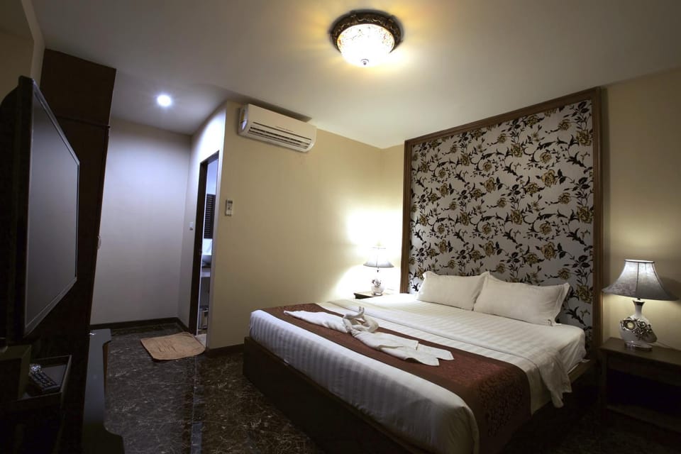 Bed, TV and multimedia, Bedroom