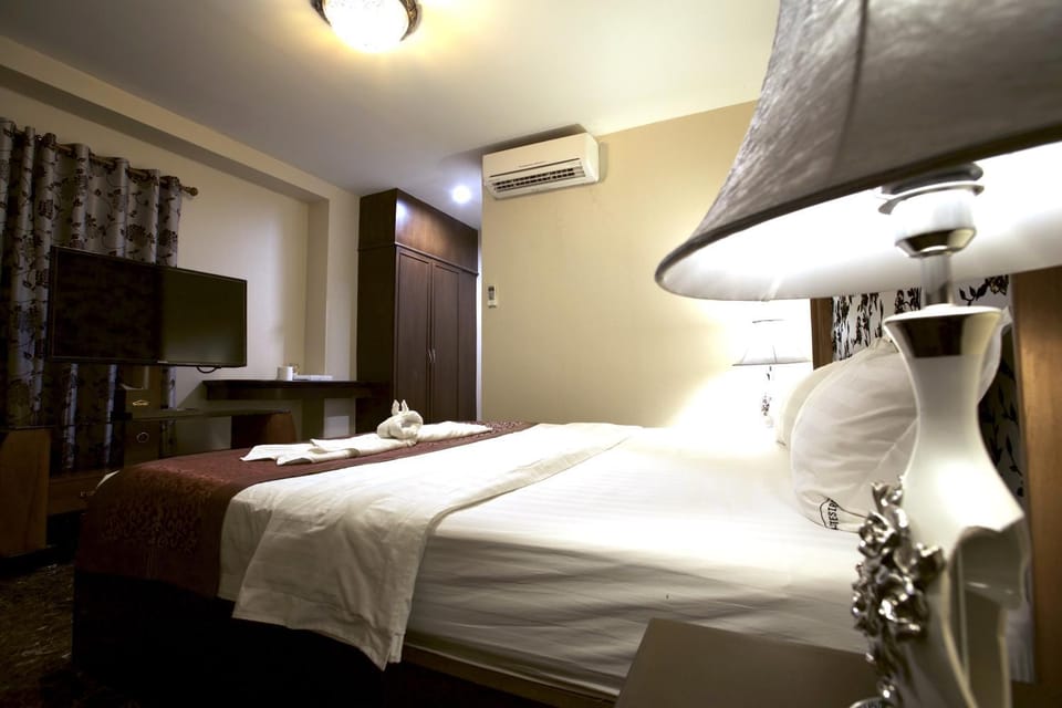 Bed, TV and multimedia, Photo of the whole room, Bedroom