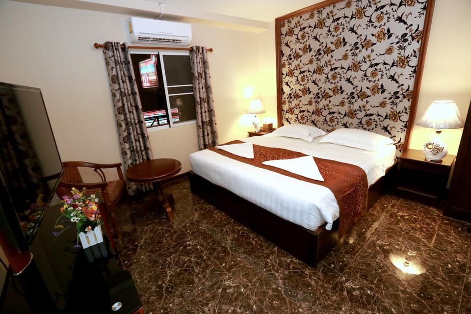 Bed, TV and multimedia, Photo of the whole room, Decorative detail, Bedroom